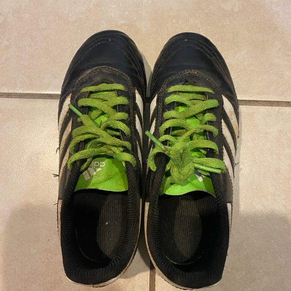Used little boy soccer cleats - Picture 1 of 3